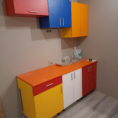 Разноцветная мини-кухня в квартиру-студию