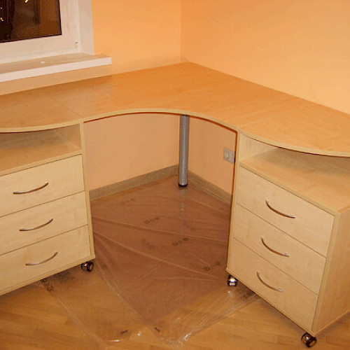 Маленький угловой стол с двумя тумбочками